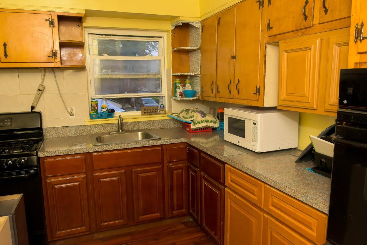 One-bed-that-will-hold-a-family-of-two-people Alloggio in famiglia New York