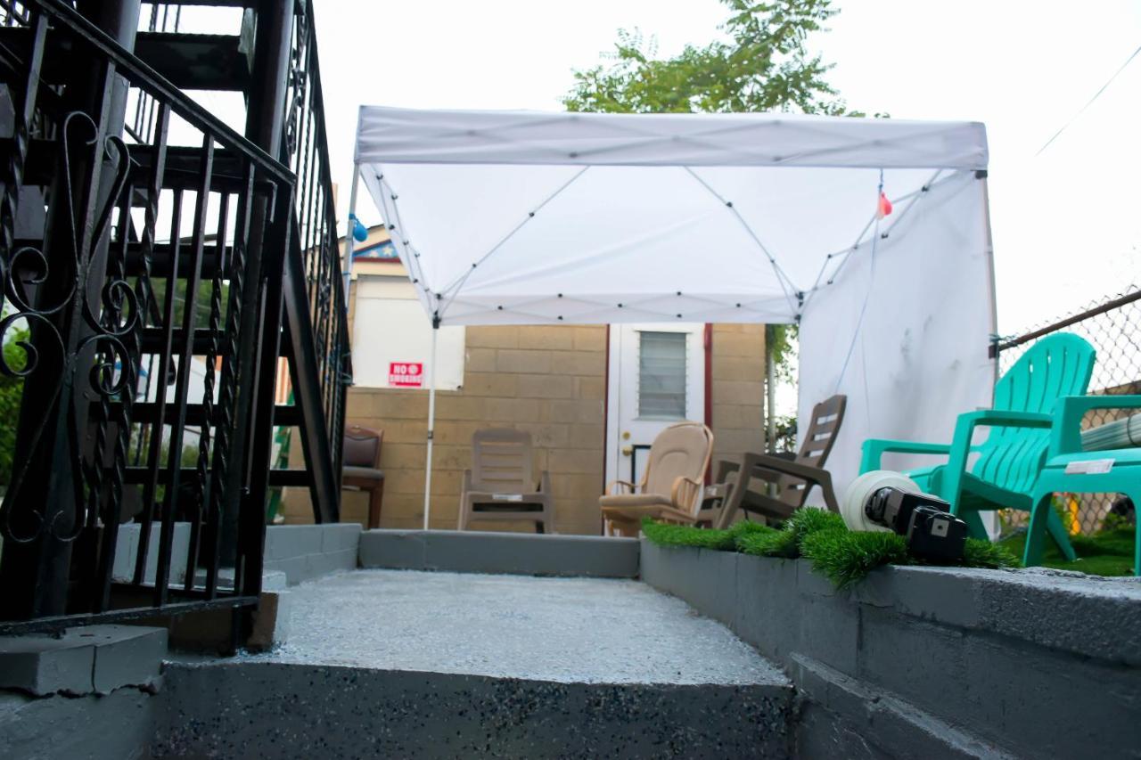 One-bed-that-will-hold-a-family-of-two-people Alloggio in famiglia New York