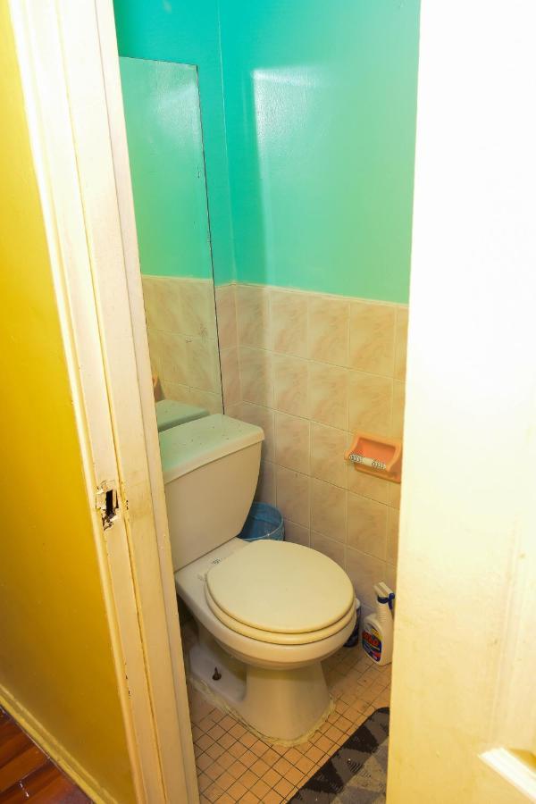 Alloggio in famiglia One-bed-that-will-hold-a-family-of-two-people