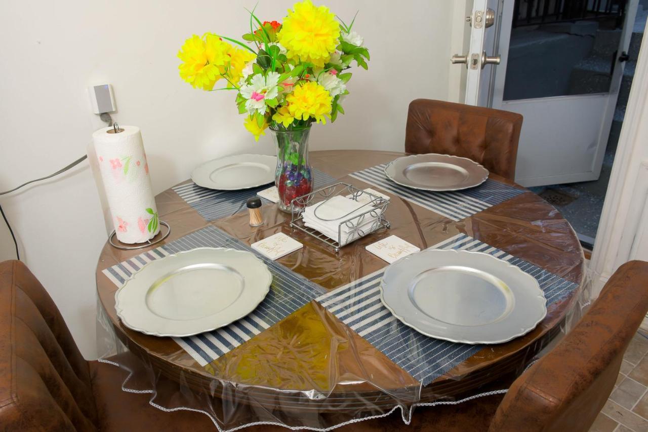 Alloggio in famiglia One-bed-that-will-hold-a-family-of-two-people New York